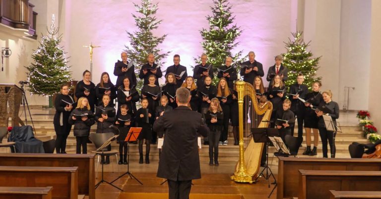 Mehrere Chöre gestalten das Chorfestival in der St. Agatha Kirche in Dorsten mit gemeinsamer Weihnachtsmusik.