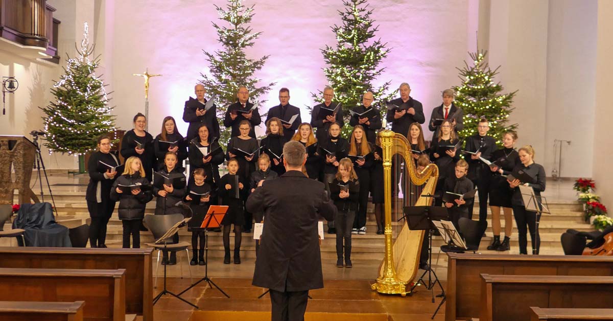 Mehrere Chöre gestalten das Chorfestival in der St. Agatha Kirche in Dorsten mit gemeinsamer Weihnachtsmusik.