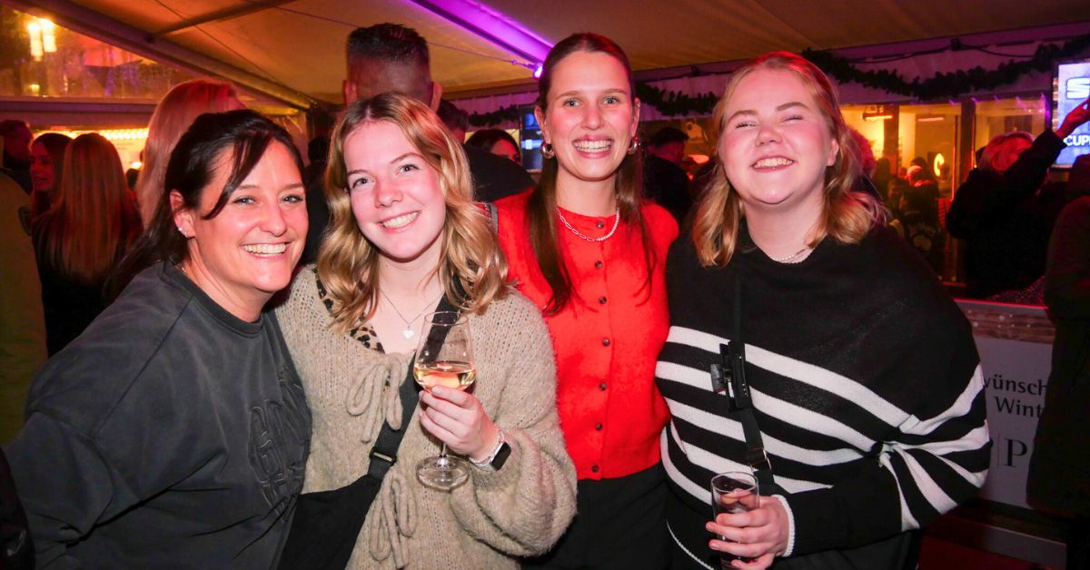 Besucherinnen genießen die Stimmung im Festzelt des Dorstener Winterzaubers am 5. Dezember.