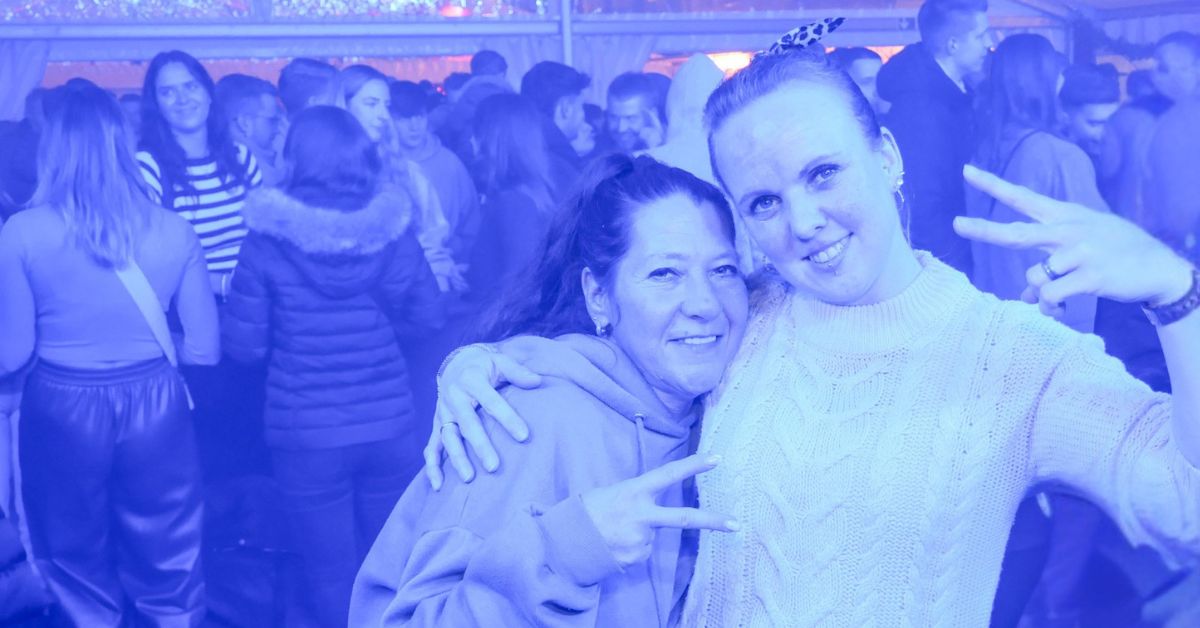 Ausgelassene Stimmung beim Dorstener Winterzauber: Feiernde Besucher genossen die elektronische Musik und die besondere Atmosphäre beim vorletzten Partyabend auf dem Marktplatz. (Foto: Haug)
