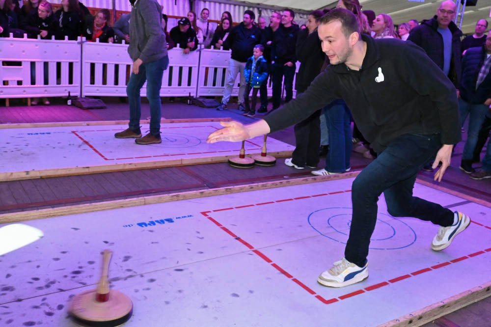 Dorfgemeinschaft feiert bei den Eisstockmasters in Lembeck