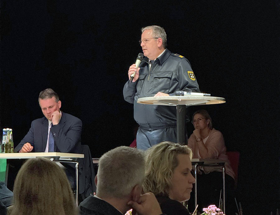 Leiter der Feuerwehr Andreas Fischer begrüßt die Anwesenden.