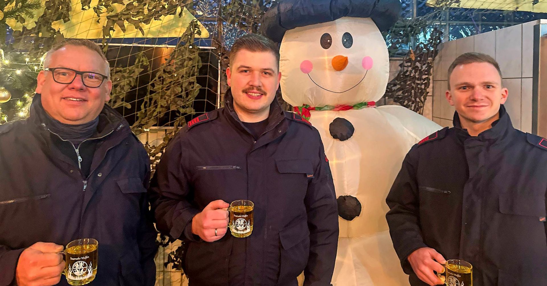 Helfer der Freiwilligen Feuerwehr Wulfen beim Glühweinumtrunk