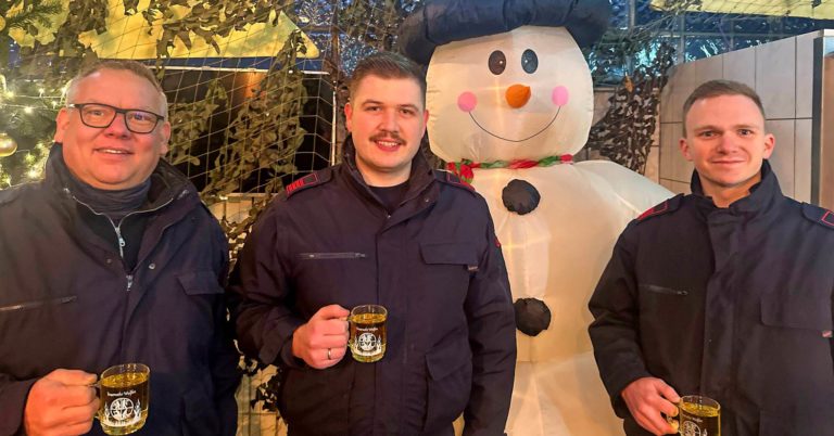 Helfer der Freiwilligen Feuerwehr Wulfen beim Glühweinumtrunk