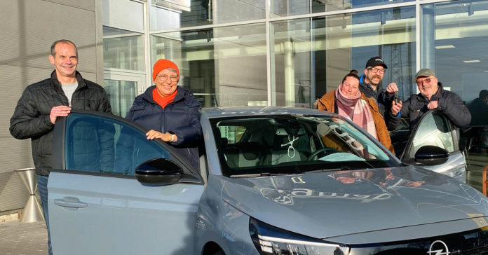 Übergabe des Opel Corsa an den Hauptgewinner der Autotombola der Mr. Trucker Kinderhilfe aus Dorsten im Autohaus Borgmann.