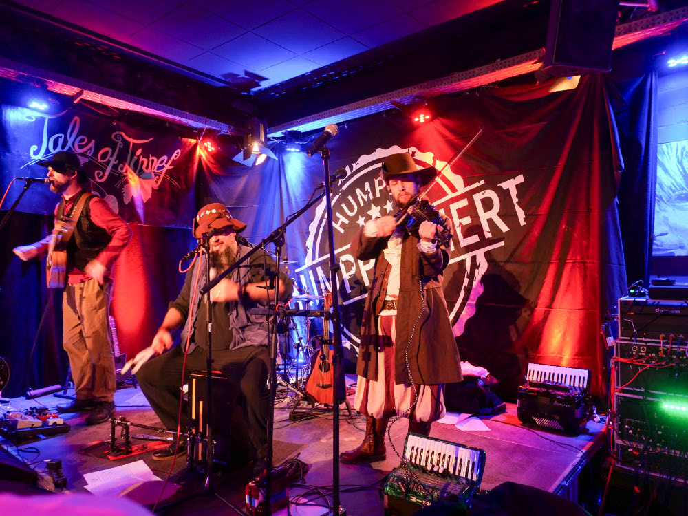 Tales of Tinnef spielen Seemannslieder im vollen Vinylcafé in Dorsten