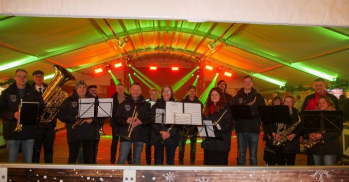 Die Blaskapelle St. Marien sorgt auf dem Marktplatz für festliche Stimmung und einen stimmungsvollen musikalischen Abschluss. (Foto: Haug)