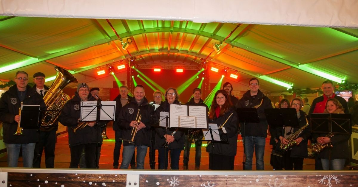 Die Blaskapelle St. Marien sorgt auf dem Marktplatz für festliche Stimmung und einen stimmungsvollen musikalischen Abschluss. (Foto: Haug)