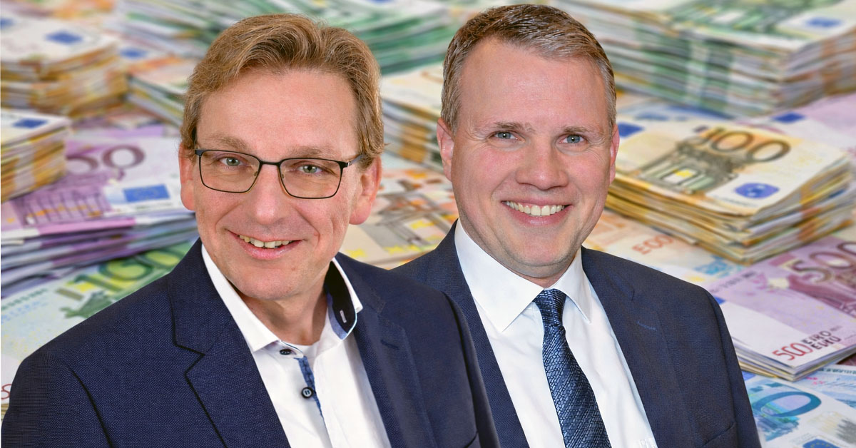 Bürgermeister Tobias Stockhoff und Stadtkämmerer Karsten Meyer vor Euro-Geldscheinen – Entlastung der Stadtfinanzen Dorsten durch das Land NRW