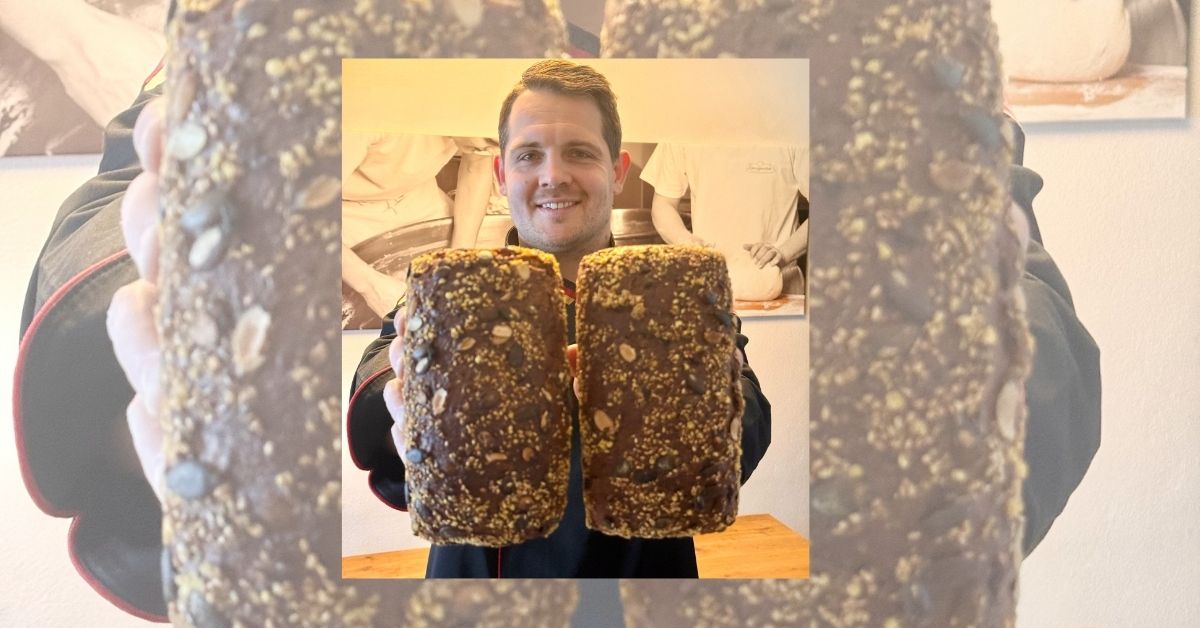 Manuel Spangemacher, Brot-Sommelier der Bäckerei Spangemacher, präsentiert das neue Kürbis-Karottenbrot. Foto: Bäckerei Spangemacher