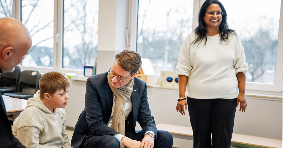 Ministerpräsident Hendrik Wüst besucht gemeinsam mit Bürgermeister Tobias Stockhoff die Haldenwangschule Dorsten und informiert sich im neuen Bewegungsraum über die Förderangebote der Förderschule.