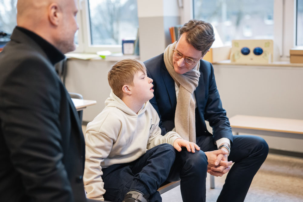 Ministerpräsident Hendrik Wüst besucht Haldenwangschule Dorsten