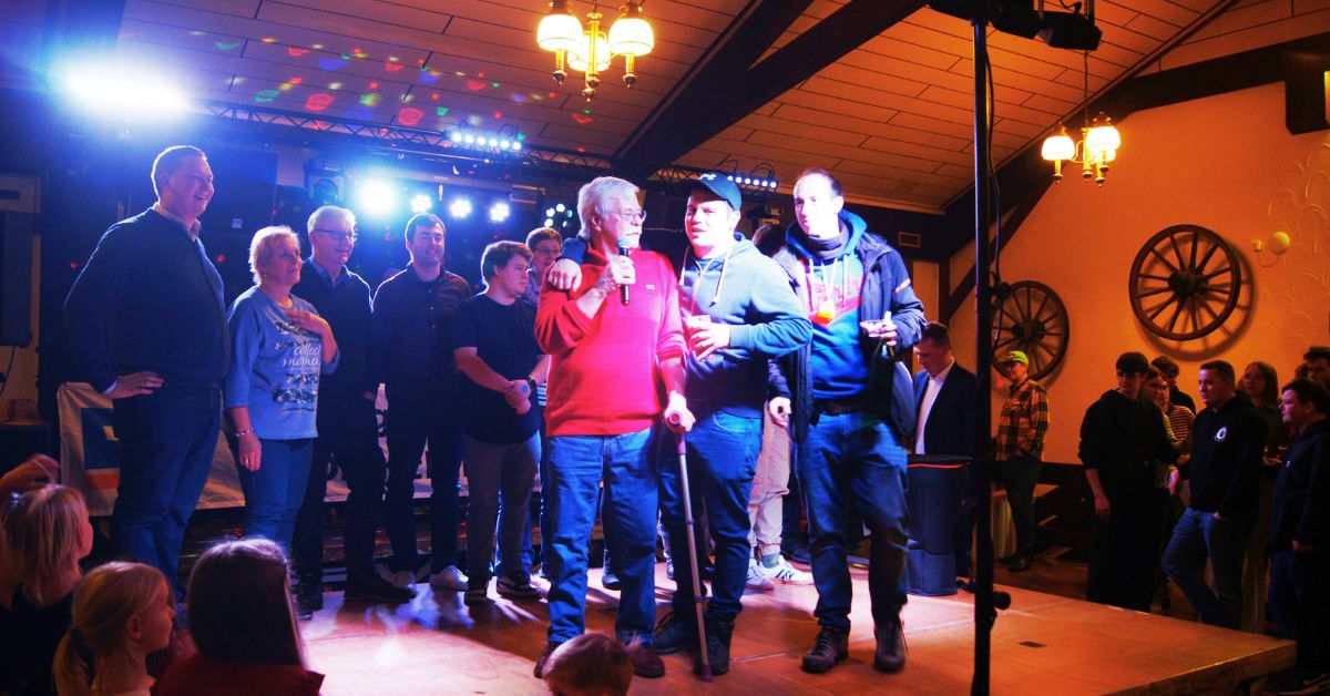 Im Saal von Haus Schult wurde beim traditionellen Wurstessen des Junggesellenvereins Östrich-Hardtberg der Staffelstab im Rahmen des Stadtjubiläums feierlich an Holsterhausen übergeben. Foto: Ralf Meier