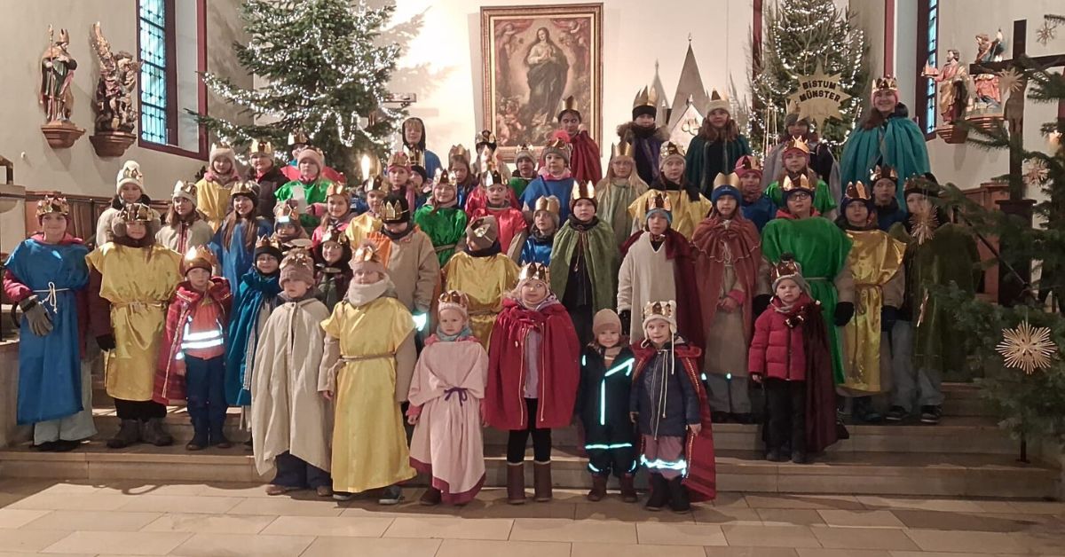 Die Sternsinger Alt-Wulfen nach dem Aussendungsgottesdienst in der Kirche St. Matthäus. 51 Kinder waren am ersten Samstag des neuen Jahres bei Schnee und Kälte unterwegs. Foto: Privat
