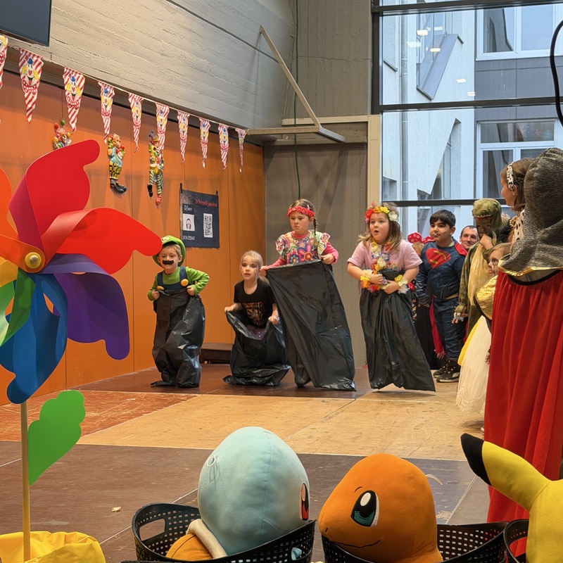 Programmpunkte beim Kinderkarneval in der Neuen Schule
