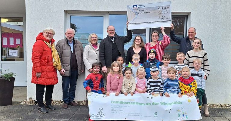 875 Jahre Dorf Hervest Spendenübergabe An der Windmühle