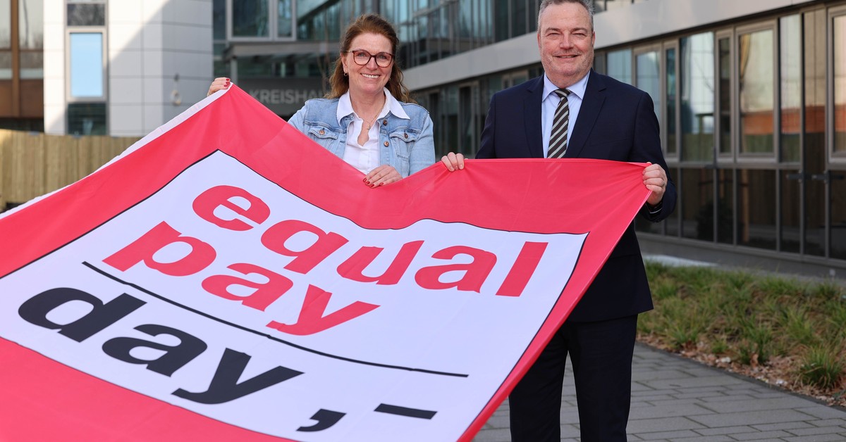 Landrat Bodo Klimpel und Frauke Lindberg hissen Flagge zum Equal Pay Day