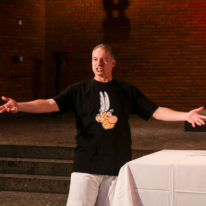 Michael Dreesen in der Bonifatius Kirche zur Asterix Lesung.