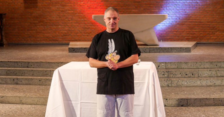 Michael Dreesen in der Bonifatiuskirche zur Asterix Lesung.