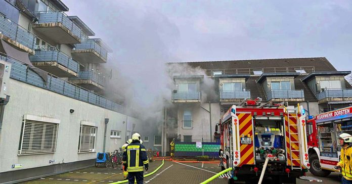 Feuerwehr Dorsten bei Kellerbrand an der Halterner Straße in Dorsten-Hervest mit MANV 10 und zahlreichen Einsatzkräften
