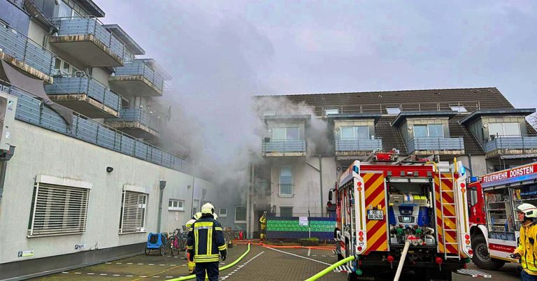 Feuerwehr Dorsten bei Kellerbrand an der Halterner Straße in Dorsten-Hervest mit MANV 10 und zahlreichen Einsatzkräften