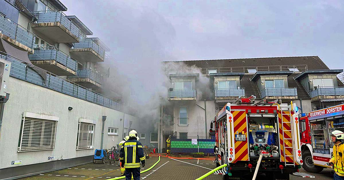 Feuerwehr Dorsten bei Kellerbrand an der Halterner Straße in Dorsten-Hervest mit MANV 10 und zahlreichen Einsatzkräften