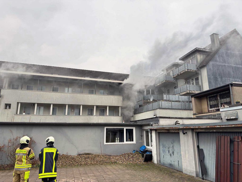 Starke Rauchentwicklung nach Kellerbrand in Dorsten-Hervest an der Halterner Straße, Feuerwehr im Großeinsatz