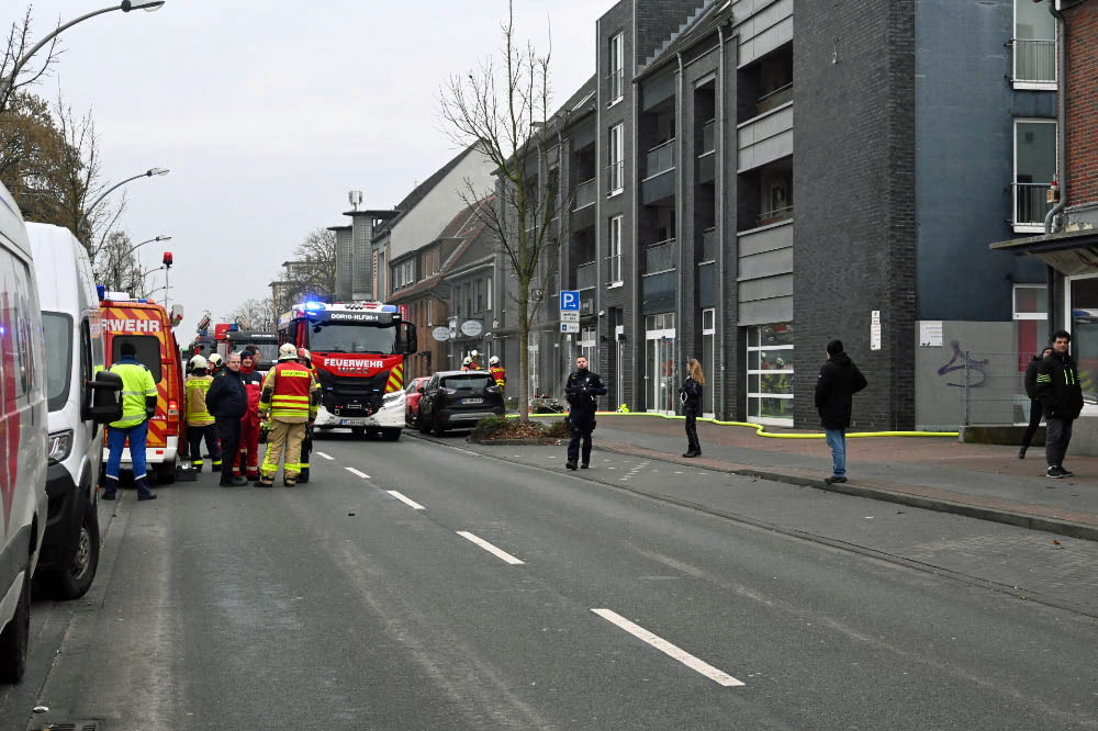 Dichter Rauch im Gebäude

Nach ersten Meldungen war die Feuerwehr zu einem gemeldeten Kellerbrand alarmiert worden. Vor Ort stellten die Einsatzkräfte jedoch eine deutlich verschärfte Lage fest. Dichter Rauch zog zeitweise durch das gesamte Gebäude. Mehrere Personen befanden sich im Haus und mussten gerettet sowie medizinisch versorgt werden. Die Feuerwehr leitete umgehend eine Menschenrettung ein und brachte die Bewohner ins Freie.

MANV der Stufe 10 ausgelöst

Aufgrund der Zahl der Betroffenen rief die Einsatzleitung einen Massenanfall von Verletzten der Stufe 10 aus. Damit wurde zusätzliche Unterstützung aus umliegenden Städten angefordert, um die Versorgung der Verletzten sicherzustellen.

„Wir sind zunächst von einem Kellerbrand ausgegangen. Vor Ort hat sich die Lage jedoch deutlich ausgeweitet“, erklärte Pressesprecher Jan Heppner. „Mehrere Personen mussten aus dem Gebäude gerettet und rettungsdienstlich versorgt werden.“

80 bis 100 Einsatzkräfte vor Ort

Nach Angaben der Feuerwehr waren im Verlauf des Einsatzes rund 80 bis 100 Kräfte von Feuerwehr und Rettungsdienst im Einsatz. Die starke Hitzeentwicklung im Keller erschwerte die Löscharbeiten erheblich. Mehrere Trupps gingen unter Atemschutz in das Gebäude vor.

„Wir rechnen damit, dass sich der Einsatz noch über mehrere Stunden hinzieht“, sagte Jan Heppner. Auch nach Abschluss der Löscharbeiten seien Nacharbeiten notwendig.

Straße gesperrt – Ursache noch unklar

Die Halterner Straße bleibt während des Einsatzes und der anschließenden Maßnahmen gesperrt. Zur Brandursache gibt es derzeit keine Angaben. Die Ermittlungen übernimmt die Polizei nach Abschluss der Löscharbeiten.