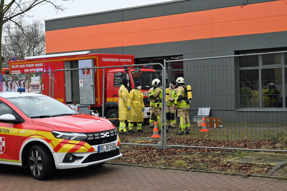 Dichter Rauch im Gebäude

Nach ersten Meldungen war die Feuerwehr zu einem gemeldeten Kellerbrand alarmiert worden. Vor Ort stellten die Einsatzkräfte jedoch eine deutlich verschärfte Lage fest. Dichter Rauch zog zeitweise durch das gesamte Gebäude. Mehrere Personen befanden sich im Haus und mussten gerettet sowie medizinisch versorgt werden. Die Feuerwehr leitete umgehend eine Menschenrettung ein und brachte die Bewohner ins Freie.

MANV der Stufe 10 ausgelöst

Aufgrund der Zahl der Betroffenen rief die Einsatzleitung einen Massenanfall von Verletzten der Stufe 10 aus. Damit wurde zusätzliche Unterstützung aus umliegenden Städten angefordert, um die Versorgung der Verletzten sicherzustellen.

„Wir sind zunächst von einem Kellerbrand ausgegangen. Vor Ort hat sich die Lage jedoch deutlich ausgeweitet“, erklärte Pressesprecher Jan Heppner. „Mehrere Personen mussten aus dem Gebäude gerettet und rettungsdienstlich versorgt werden.“

80 bis 100 Einsatzkräfte vor Ort

Nach Angaben der Feuerwehr waren im Verlauf des Einsatzes rund 80 bis 100 Kräfte von Feuerwehr und Rettungsdienst im Einsatz. Die starke Hitzeentwicklung im Keller erschwerte die Löscharbeiten erheblich. Mehrere Trupps gingen unter Atemschutz in das Gebäude vor.

„Wir rechnen damit, dass sich der Einsatz noch über mehrere Stunden hinzieht“, sagte Jan Heppner. Auch nach Abschluss der Löscharbeiten seien Nacharbeiten notwendig.

Straße gesperrt – Ursache noch unklar

Die Halterner Straße bleibt während des Einsatzes und der anschließenden Maßnahmen gesperrt. Zur Brandursache gibt es derzeit keine Angaben. Die Ermittlungen übernimmt die Polizei nach Abschluss der Löscharbeiten.