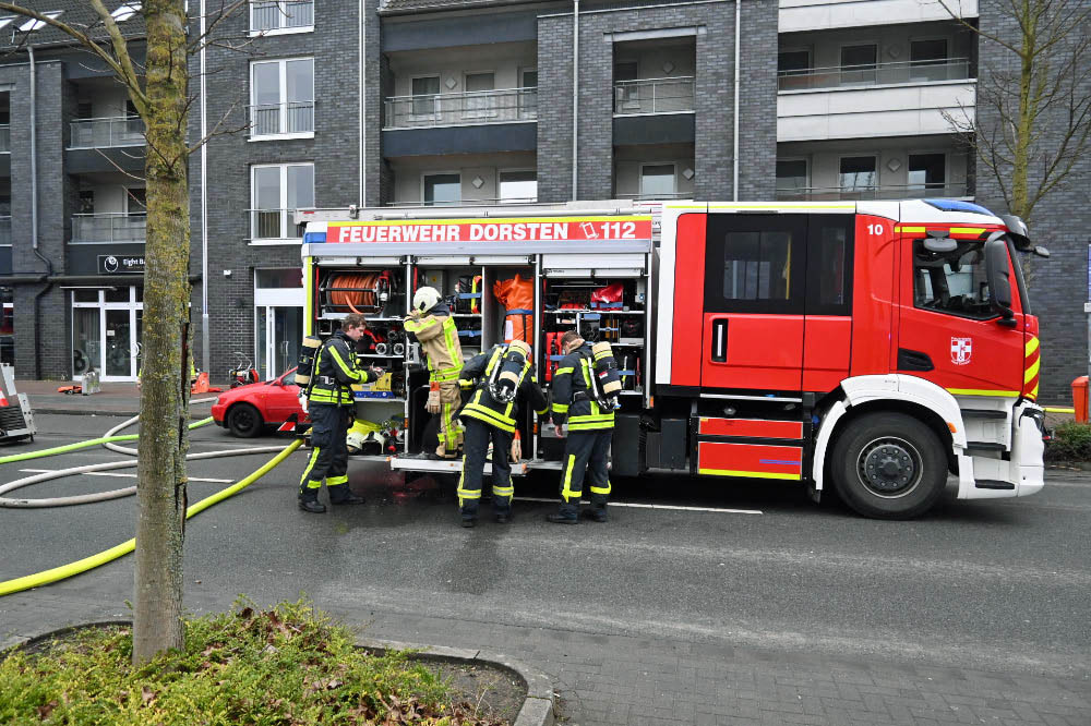 Dichter Rauch im Gebäude

Nach ersten Meldungen war die Feuerwehr zu einem gemeldeten Kellerbrand alarmiert worden. Vor Ort stellten die Einsatzkräfte jedoch eine deutlich verschärfte Lage fest. Dichter Rauch zog zeitweise durch das gesamte Gebäude. Mehrere Personen befanden sich im Haus und mussten gerettet sowie medizinisch versorgt werden. Die Feuerwehr leitete umgehend eine Menschenrettung ein und brachte die Bewohner ins Freie.

MANV der Stufe 10 ausgelöst

Aufgrund der Zahl der Betroffenen rief die Einsatzleitung einen Massenanfall von Verletzten der Stufe 10 aus. Damit wurde zusätzliche Unterstützung aus umliegenden Städten angefordert, um die Versorgung der Verletzten sicherzustellen.

„Wir sind zunächst von einem Kellerbrand ausgegangen. Vor Ort hat sich die Lage jedoch deutlich ausgeweitet“, erklärte Pressesprecher Jan Heppner. „Mehrere Personen mussten aus dem Gebäude gerettet und rettungsdienstlich versorgt werden.“

80 bis 100 Einsatzkräfte vor Ort

Nach Angaben der Feuerwehr waren im Verlauf des Einsatzes rund 80 bis 100 Kräfte von Feuerwehr und Rettungsdienst im Einsatz. Die starke Hitzeentwicklung im Keller erschwerte die Löscharbeiten erheblich. Mehrere Trupps gingen unter Atemschutz in das Gebäude vor.

„Wir rechnen damit, dass sich der Einsatz noch über mehrere Stunden hinzieht“, sagte Jan Heppner. Auch nach Abschluss der Löscharbeiten seien Nacharbeiten notwendig.

Straße gesperrt – Ursache noch unklar

Die Halterner Straße bleibt während des Einsatzes und der anschließenden Maßnahmen gesperrt. Zur Brandursache gibt es derzeit keine Angaben. Die Ermittlungen übernimmt die Polizei nach Abschluss der Löscharbeiten.