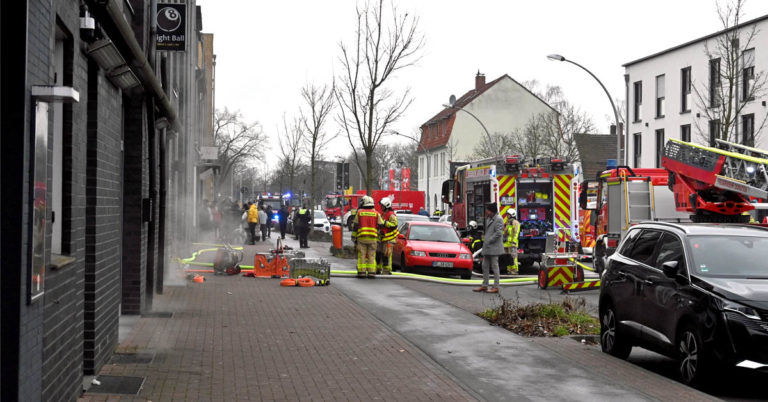 Beim Kellerbrand in einem Wohnhaus in Hervest wurden 45 Personen nach Rettung untersucht