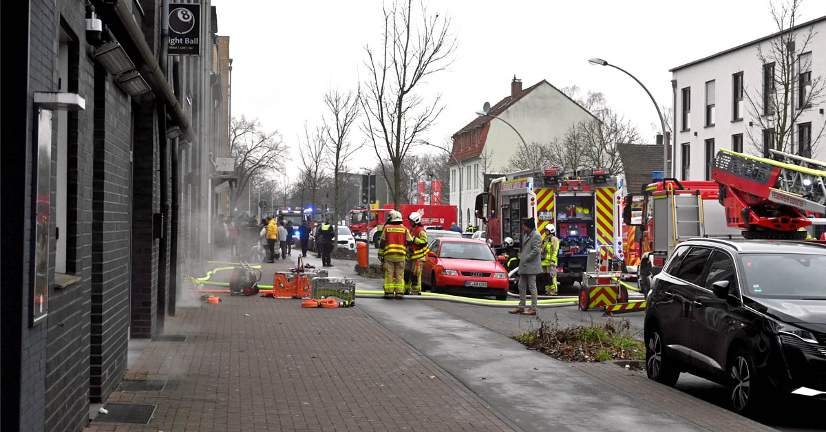 Beim Kellerbrand in einem Wohnhaus in Hervest wurden 45 Personen nach Rettung untersucht