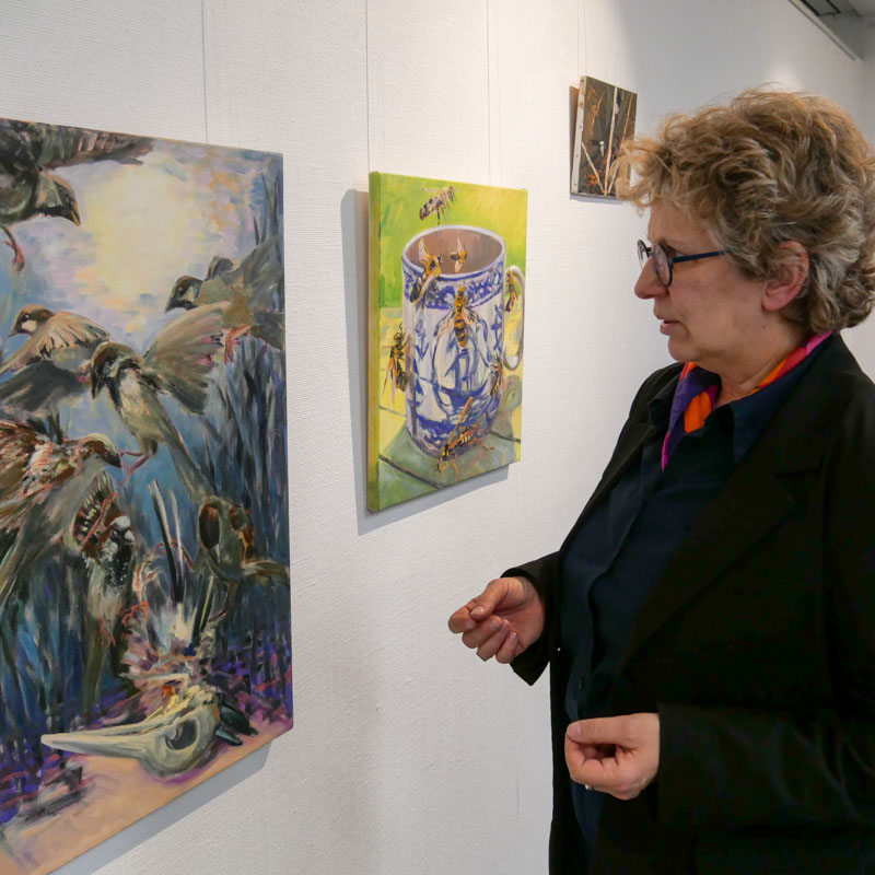 Elizabeth Weckes erklärt ihre Ausstellung Heroes and Villains im franz