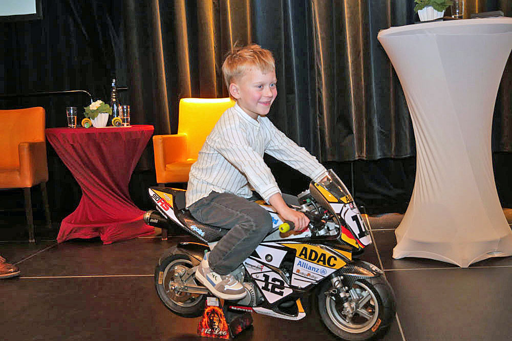 Der Youngster Leo Kroll mit seinem Flitzer