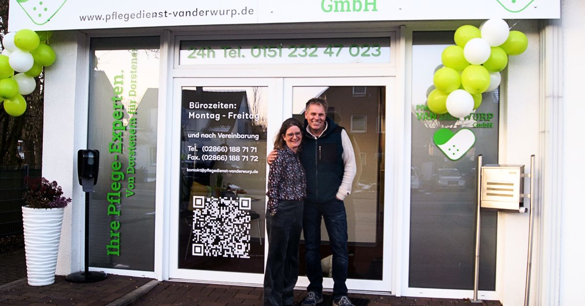 Knut van der Wurp mit seiner Lebensgefährtin vor der neuen Zweigstelle des Pflegedienstes van der Wurp an der Lembecker Straße in Dorsten-Rhade. Foto: Ralf Meier