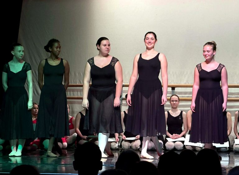 Reece Studio Theater Schule: 62 junge Tänzer bestehen RAD Prüfung