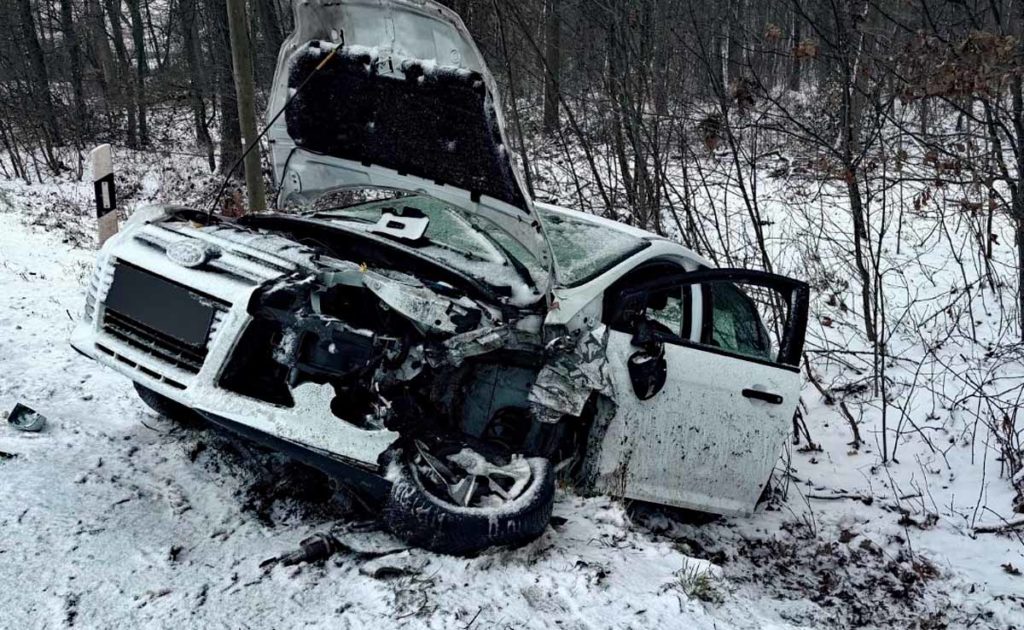 Der Fahrer des schwarzen Audis musste mit hydraulischem Rettungsgerät aus dem Fahrzeug befreit werden.