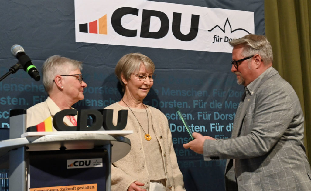 Holger Krajewski überreichen den Ehrenamtspreis-Scheck an Hildegard Hemmer und Evamaria Stankewitz vom SKF Dorsten.