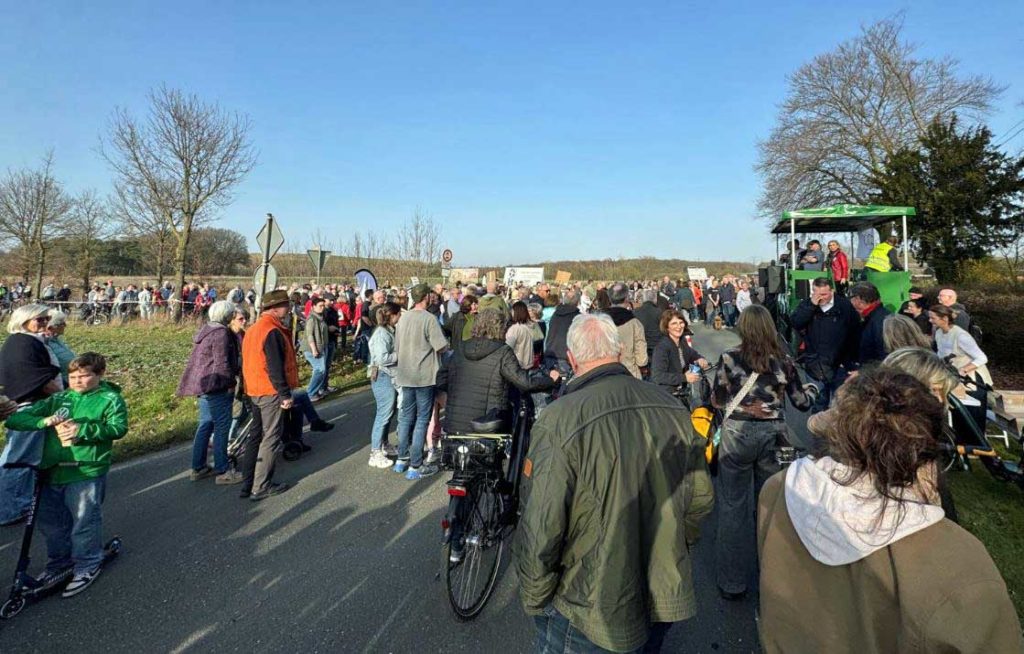 Zahlreiche Bürger kamen zum Protestmarsch auf die Hürfeld-Halde in Altendorf-Ulfkotte