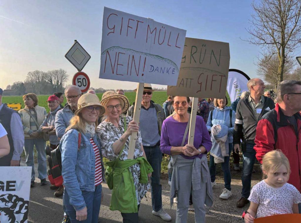 Zahlreiche Bürger kamen zum Protestmarsch auf die Hürfeld-Halde in Altendorf-Ulfkotte