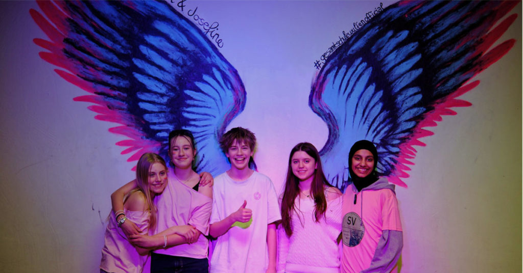 Schüler der Gesamtschule Wulfen tragen pinke Kleidung beim Day of Pink gegen Mobbing und Diskriminierung