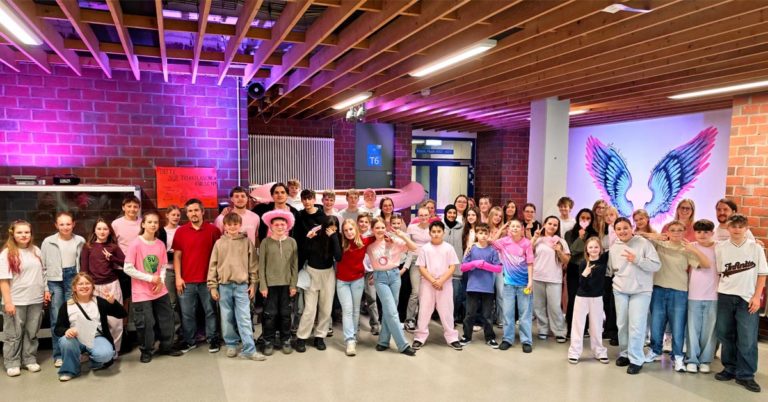 Schüler der Gesamtschule Wulfen tragen pinke Kleidung beim Day of Pink gegen Mobbing und Diskriminierung