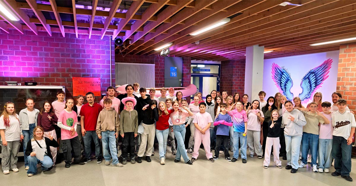 Schüler der Gesamtschule Wulfen tragen pinke Kleidung beim Day of Pink gegen Mobbing und Diskriminierung
