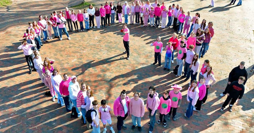 Schüler der Gesamtschule Wulfen tragen pinke Kleidung beim Day of Pink gegen Mobbing und Diskriminierung