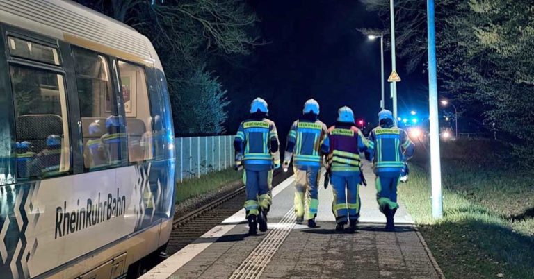 Einsatz im Gleisbereich: Feuerwehr Dorsten untersucht Blutspuren an Regionalbahn zwischen Deuten und Rhade