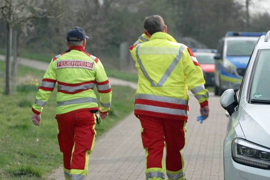 Feuerwehr im Einsatz am Kanal an der Schleuse in Dorsten nach einem Torsofund