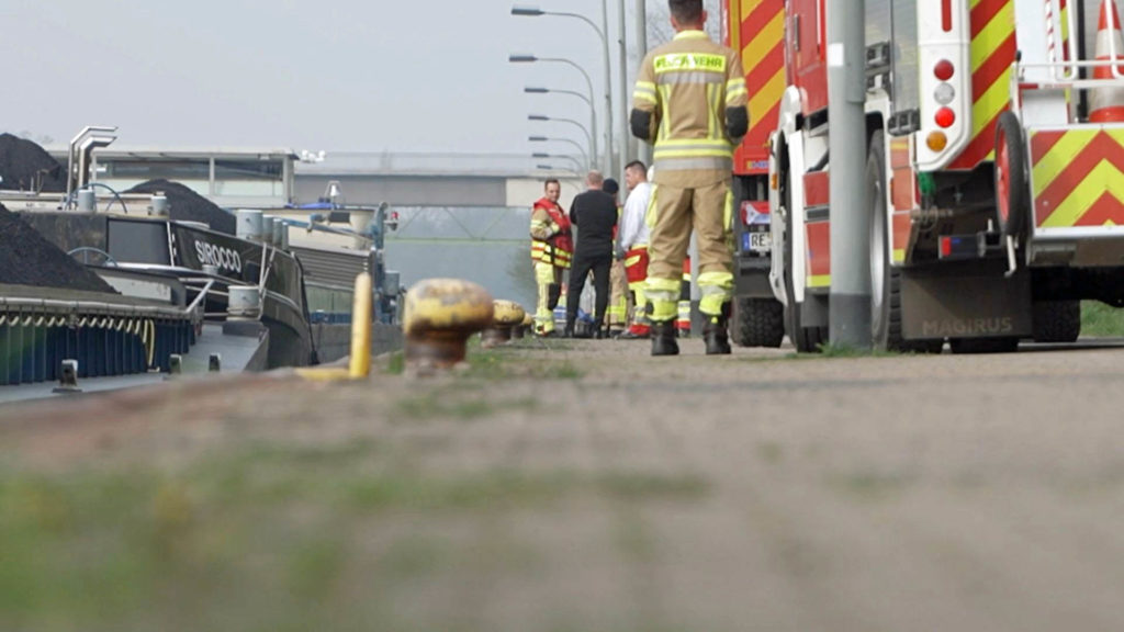 Polizei sichert Bereich an der Schleuse in Dorsten nach einem Torsofund