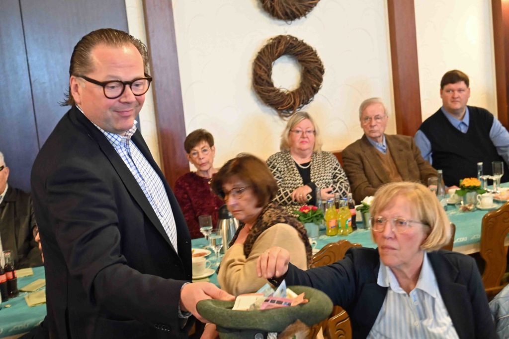 Hendrik Schulze-Oechtering sammelt beim CDU-Neujahrsempfang Spenden für den Brustkrebslauf in Dorsten.