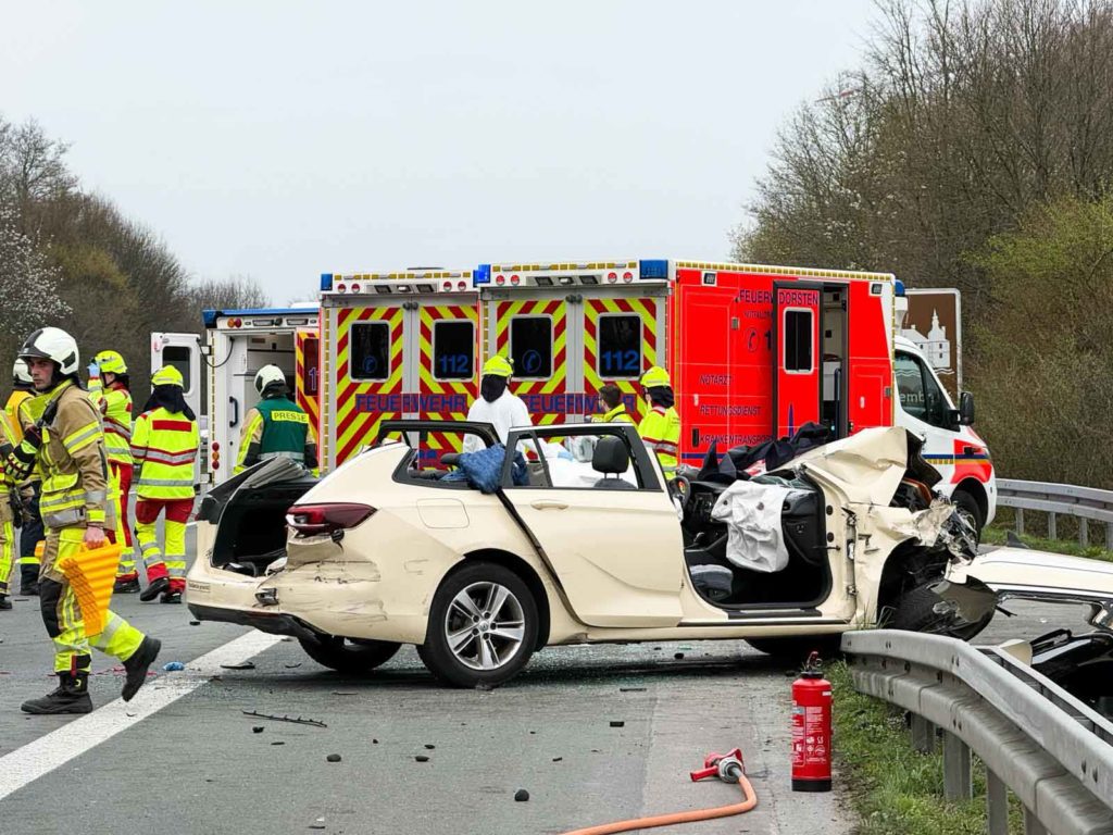 Stark beschädigtes Auto nach Unfall auf der A31 bei Dorsten, Feuerwehr und Rettungskräfte im Einsatz