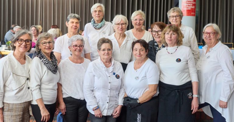 Marktcafé feiert das Miteinander mit Sektfrühstück und Kinderchor